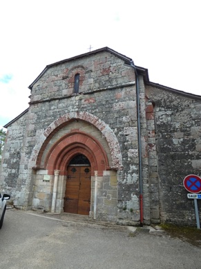 CHAUFFOUR SUR VELL
Eglise romane en pierres rouges au portail typique du Limousin